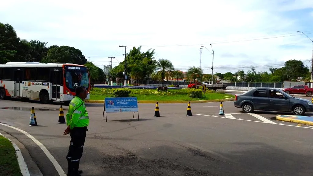 Prefeitura De Manaus Interdita Via Para Montagem De Estrutura Para O