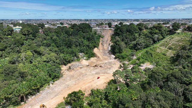 Prefeito vistoria obra de contenção em erosão no bairro Jorge Teixeira