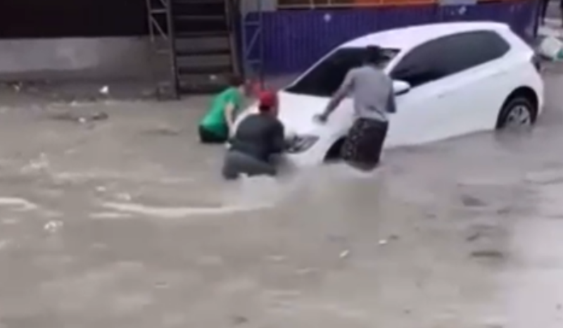 forte chuva carro é arrastado no Igarapé do Passarinho em Manaus