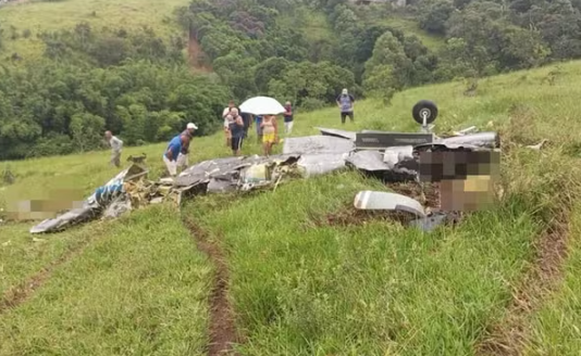 Avião cai