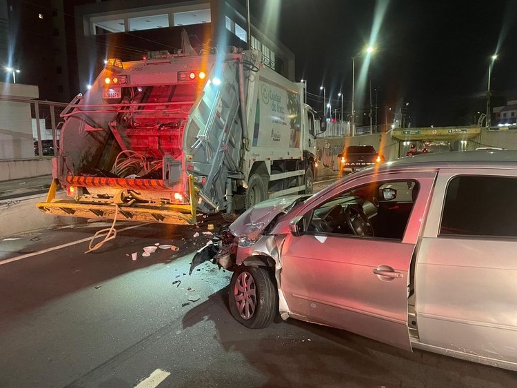 carro bate no caminhão do lixo