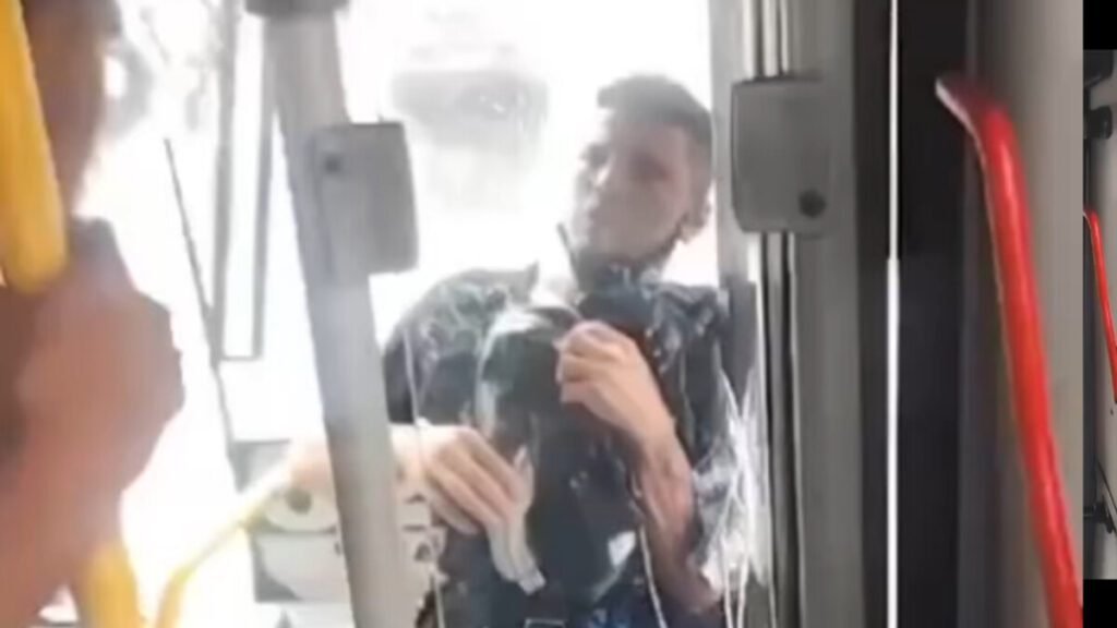 se masturbando dentro do coletivo