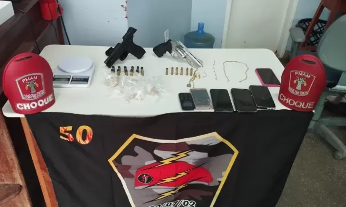 Todos foram encaminhados para o 73° Distrito Integrado de Polícia (DIP)