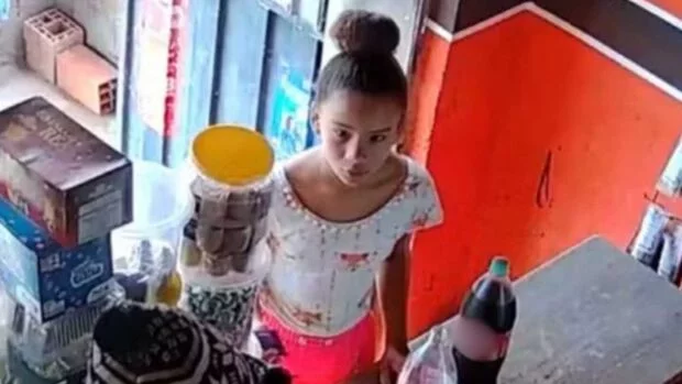 filha ir comprar um refrigerante.