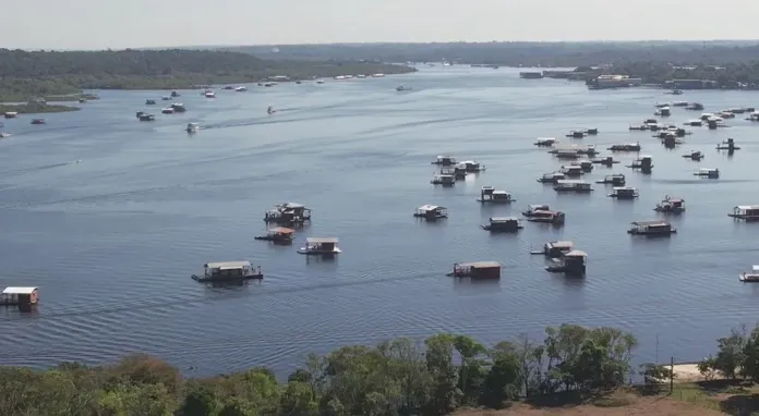 flutuantes da Orla do Tarumã, em Manaus