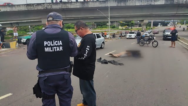 Motociclista se enroscar em fio