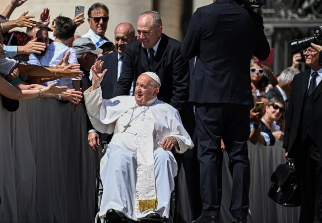 Andreas Solaro/AFP O Papa Francisco acena para os participantes ao sair no final da audiência geral semanal O Papa Francisco acena para os participantes ao sair no final da audiência geral semanal em 7 de junho de 2023 na praça de São Pedro como no Vaticano. O Papa Francisco passará por uma operação de hérnia abdominal em 7 de junho em um hospital de Roma, onde deve permanecer por "vários dias", informou o Vaticano