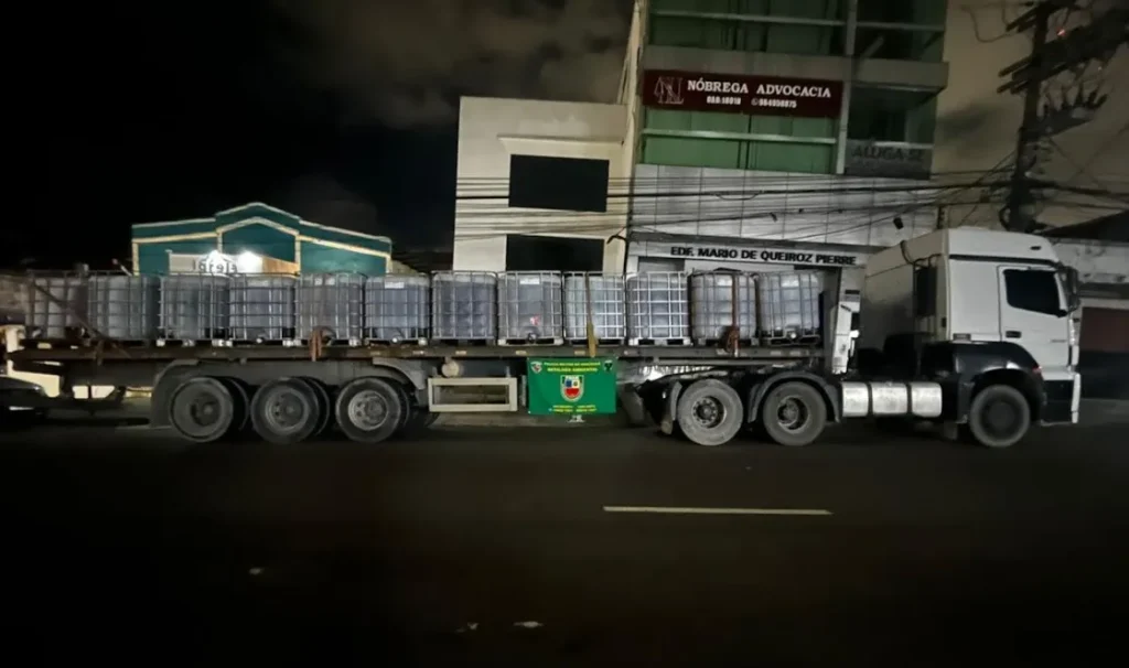caminhão com produto químico