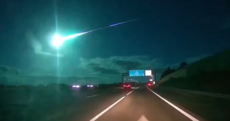 Cometa cruza os céus