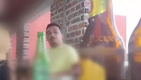 As imagens mostram o vereador aparentemente em um bar, consumindo bebidas alcoólicas | Foto: Reprodução