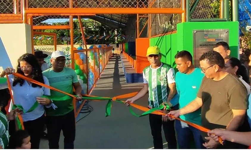 inaugura quadra poliesportiva