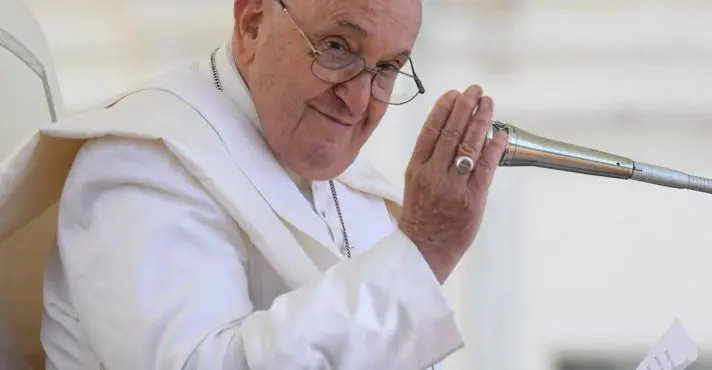 Papa diz que fazer piadas