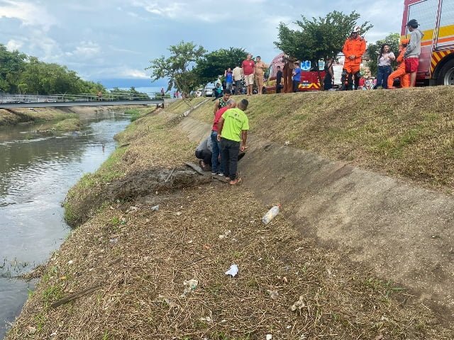 idoso se esconde em bueiro