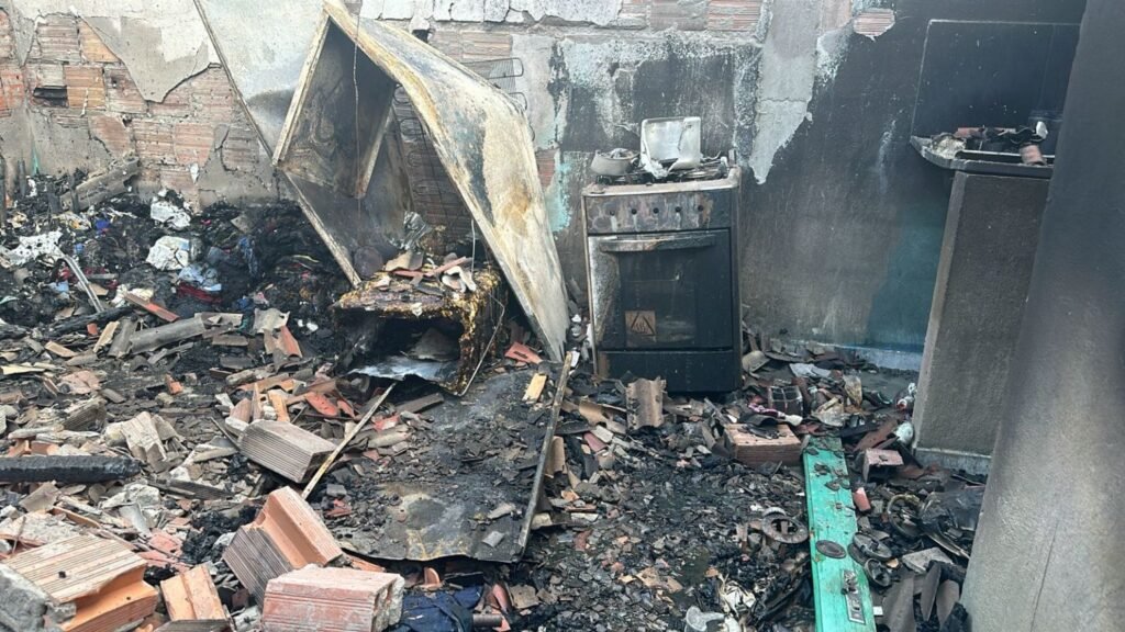 Incêndio destrói kitnet