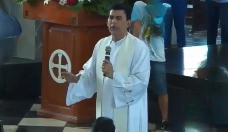 Padre denuncia calote