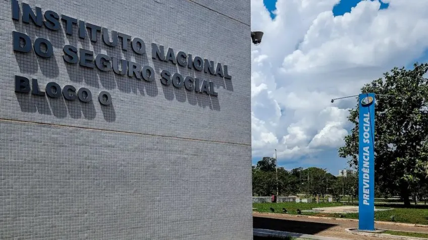 Funcionários do INSS entram em greve
