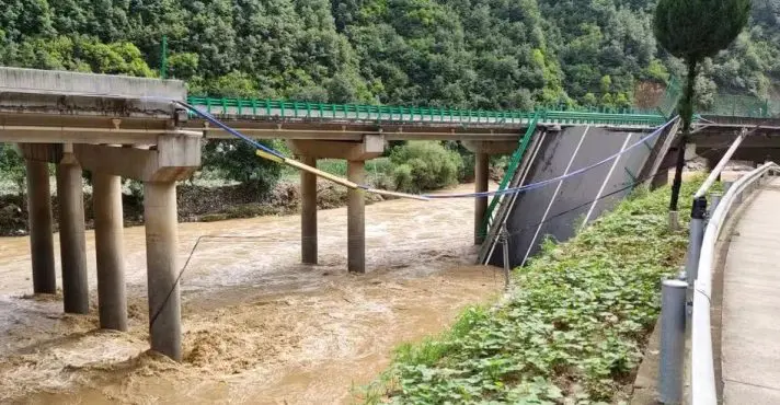 Vários veículos caíram no Rio Jinqian, que passa sob a ponte na China | Foto: Xinhua