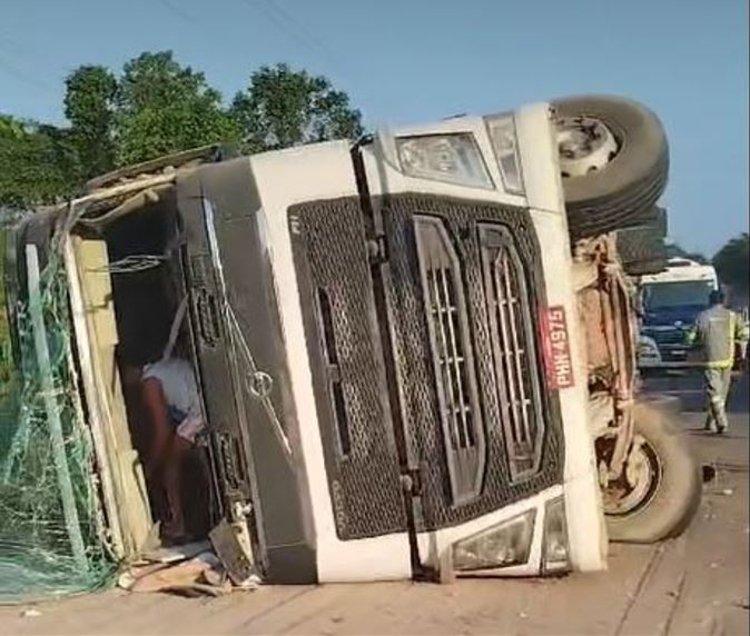 Carreta perde o controle
