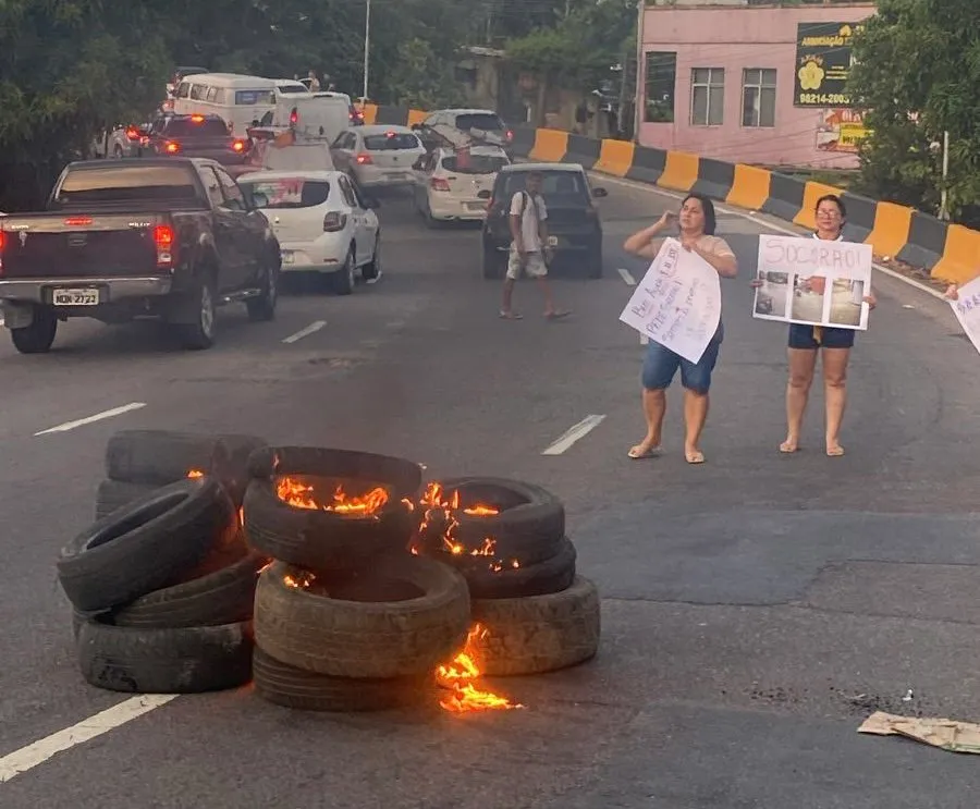 Moradores do beco Airão protestam contra David Almeida