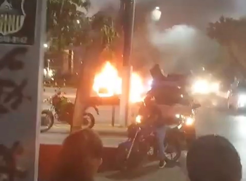 Carro pega fogo