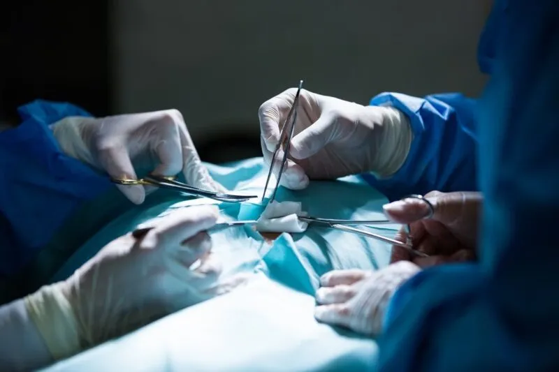 Falso médico performou a cirurgia assistindo tutorial no Youtube - Foto: Internet