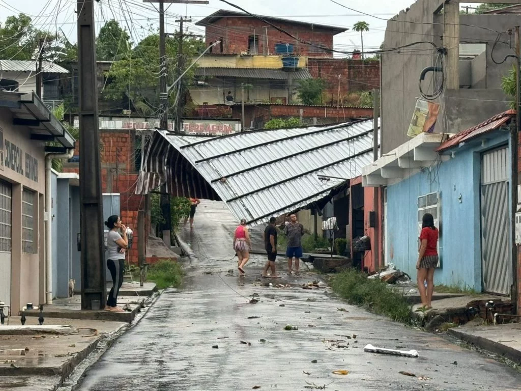 Casas são destelhados