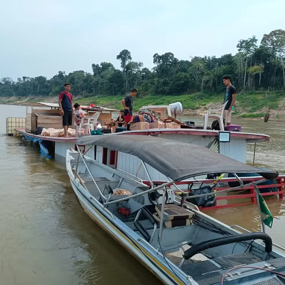 Embarcação naufraga no Amazonas