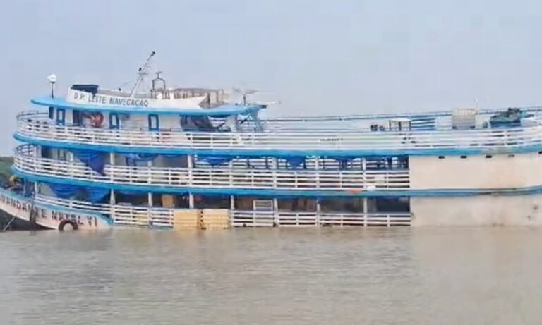 barco naufraga no Rio Juruá