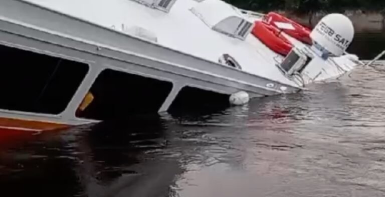 Lancha cheio de passageiros afunda no Rio Negro; veja vídeos
