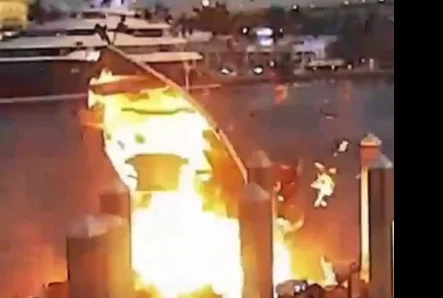 Barco explode