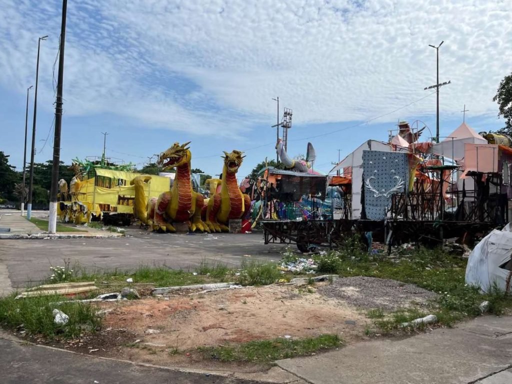 resíduos na Avenida do Samba
