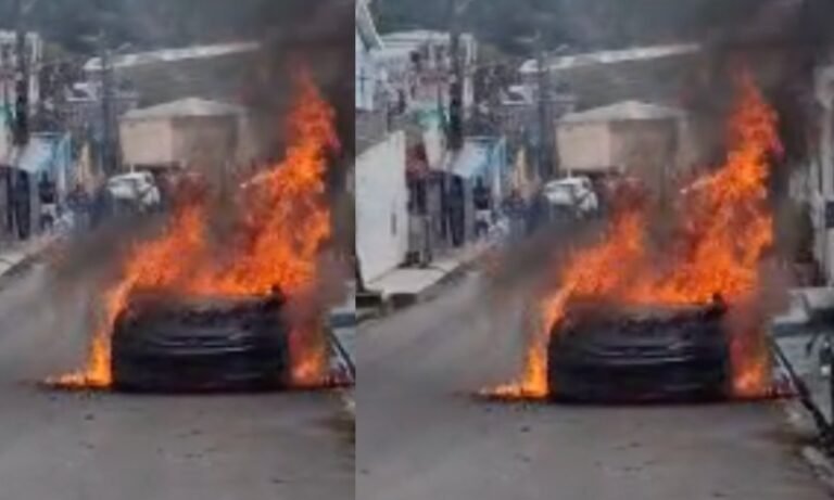 Carro pega fogo