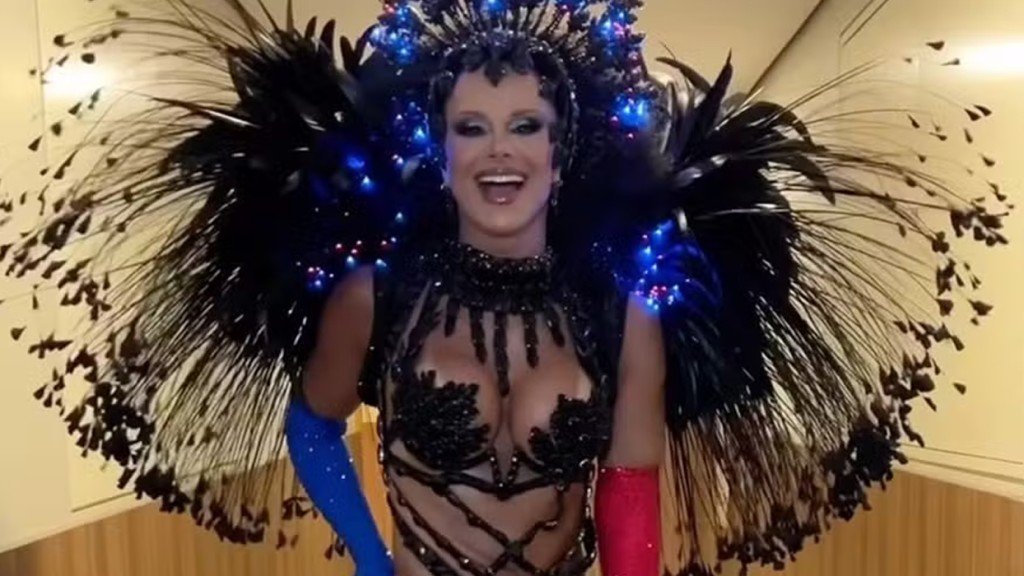 Viviane Araujo arrasa como rainha de bateria da Mancha Verde: ‘Deusa’