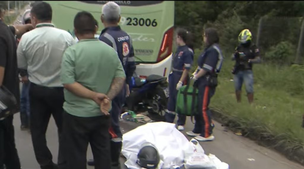 acidente entre ônibus e moto