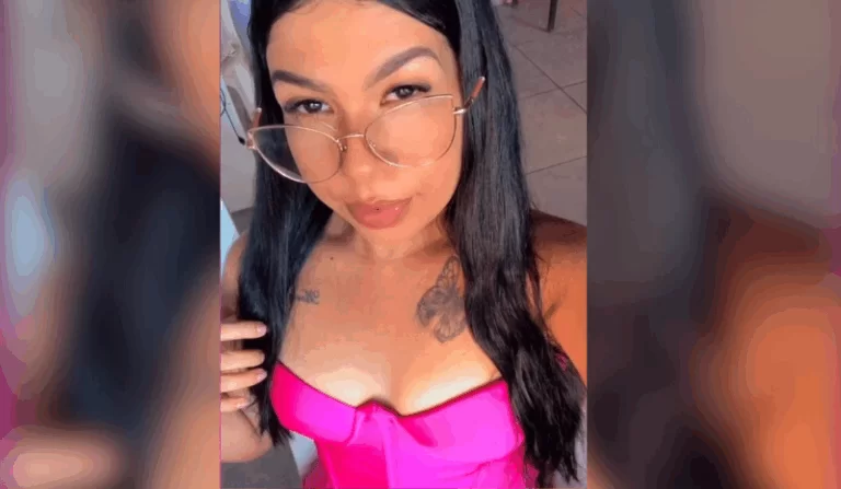 Informações preliminares apontam que eles foram baleados por engano, o alvo seria a dona do bar Manaus – Naila Valente Rodrigues, 27, e Marildo de Souza Vieira, 26, foram baleados, na madrugada desta segunda-feira (12), em um bar, no bairro Val Paraíso, zona leste de Manaus. As vítimas foram socorridas, porém Naila que foi alvejada com 13 disparos de arma de fogo não resistiu e morreu. Informações preliminares apontam que eles foram baleados por engano, o alvo seria a dona do bar. As vítimas estavam bebendo em um bar, quando dois homens em uma motocicleta se aproximaram e efetuaram mais de 10 disparos. Após a ação criminosa, os pistoleiros fugiram do local. Segundo informações preliminares, os dois foram baleados por engano, o alvo dos pistoleiros seria a dona do bar. A polícia ainda não confirmou a versão. A dupla foi socorrida e levada para o Complexo Hospitalar Sul (CHS) 28 de Agosto, bairro Adrianopólis, zona centro-oeste de Manaus. A mulher alvejada com 13 disparos não resistiu e foi a óbito. O homem continua internado. Não há informações atualizadas sobre o estado de saúde de Marildo de Souza. O Instituto Médico Legal (IML) foi acionado para a remover o corpo Naila.