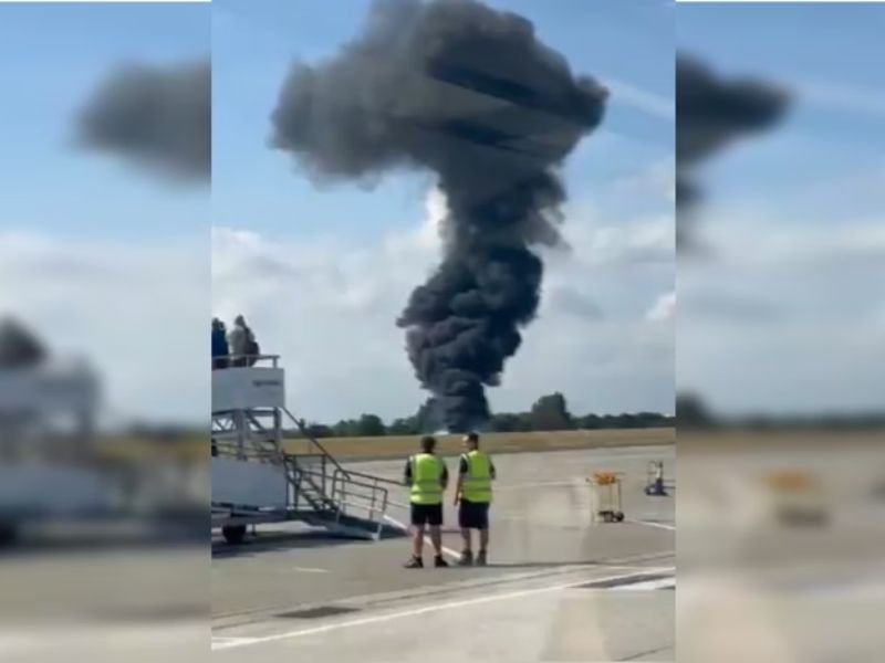 Avião cai e pega fogo em aeroporto de Londres; Veja video