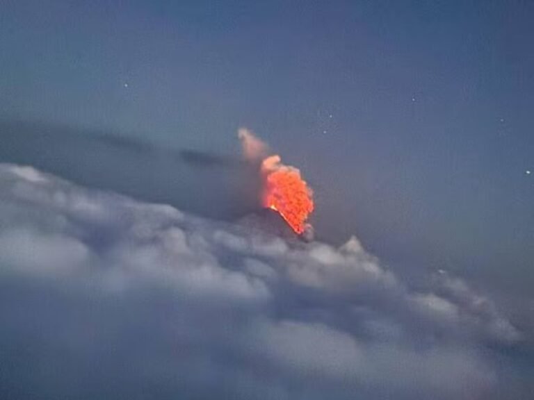 Vulcão entra em erupção na Rússia