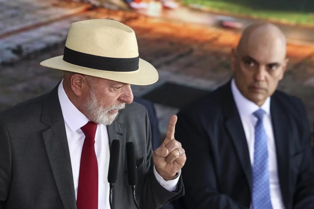 Lula defende fim do mandato de opositores