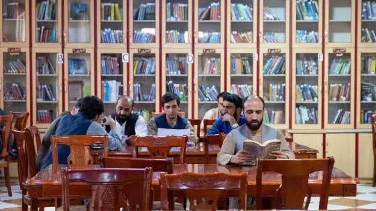 Talebã proíbe universidades de usarem livros
