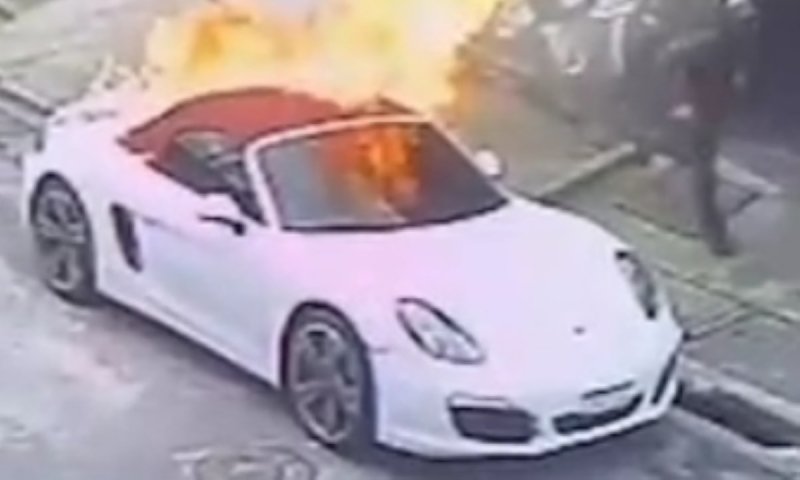 fogo em Porsche