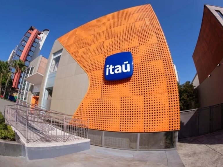 Itaú demite cerca de mil funcionários