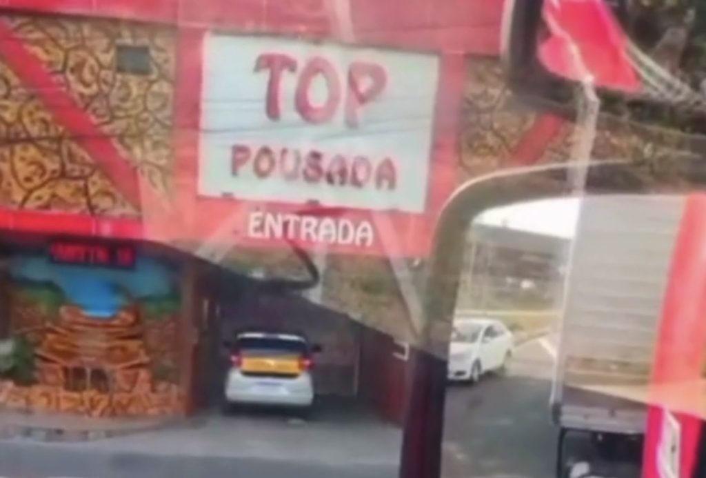 Motorista flagra carro de autoescola entrando em motel