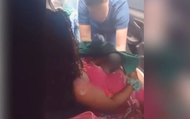 Bebê nasce em carro de app