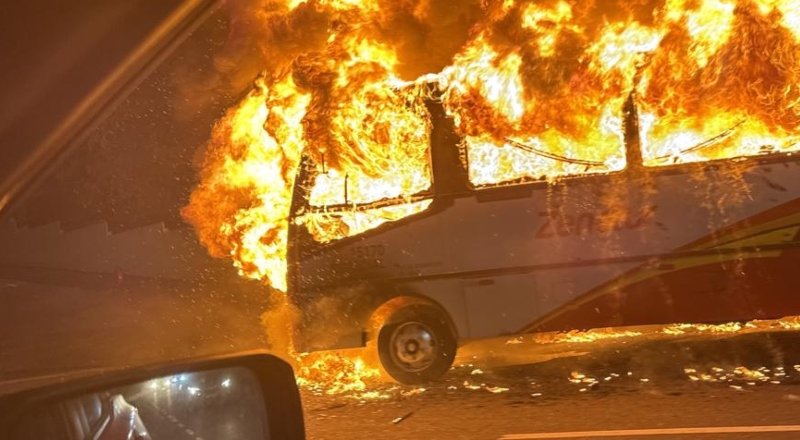 Ônibus pega fogo