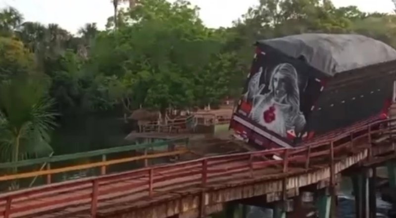 Ponte desaba durante passagem de caminhão