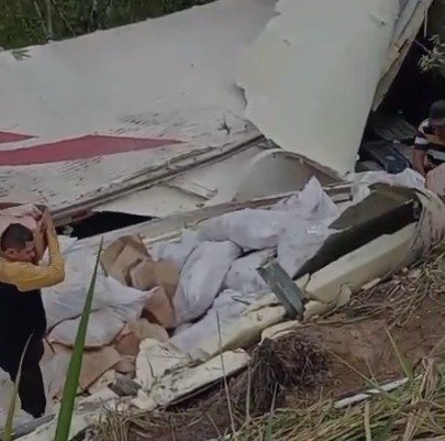 Carreta tomba no km 29 da AM-010