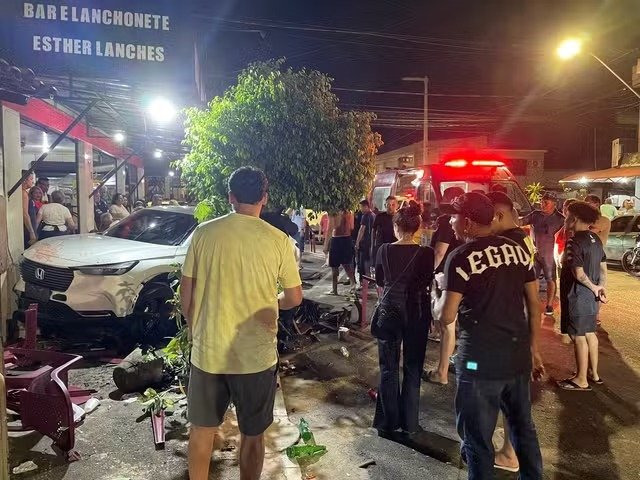 Carro invade lanchonete