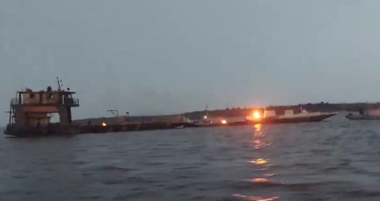 Piratas ateiam fogo em embarcação