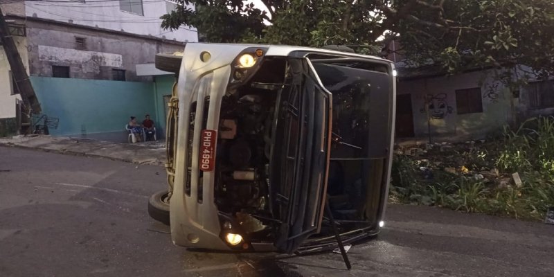 Ônibus tomba